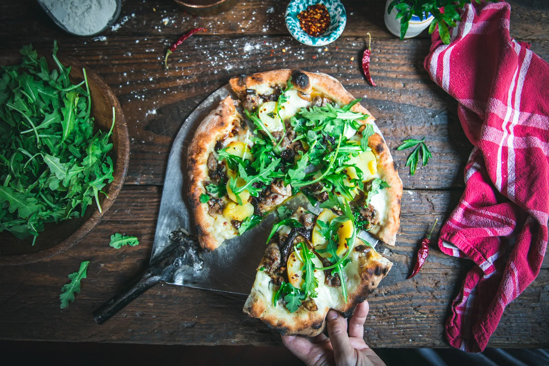 Pizza con Patate, Salsiccia e Funghi